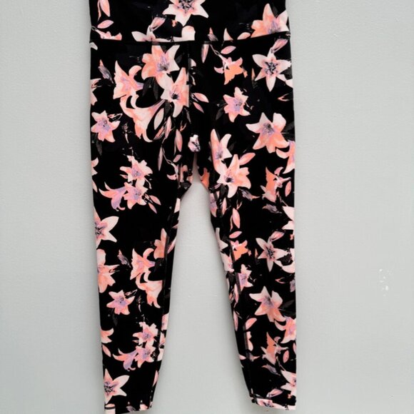 Women’s VS Capri Floral Workout Leggings NWOT - Picture 1 of 8